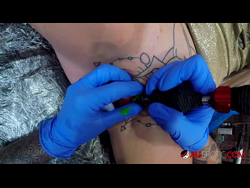 ❤️ Extreem getatoeëerde hottie Sully Savage kreeg een tatoeage op haar clitoris ️ Quality porn at nl.filmepornonline.ru
